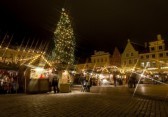 15625599-snowless-marche-de-noel-autour-de-sapin-dans-la-vieille-ville-de-tallinn-en-estonie.jpg